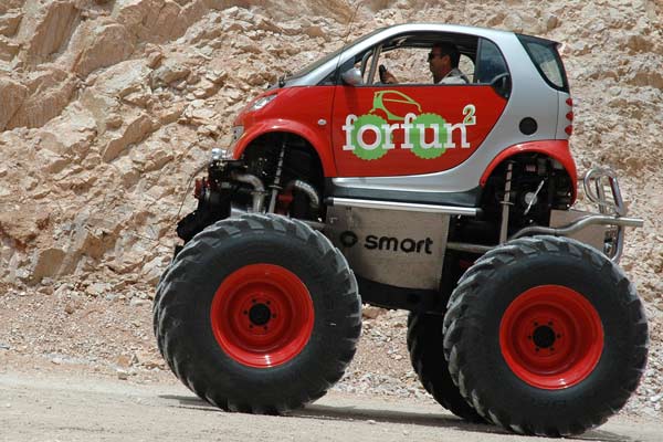 Die Höhe beträgt 3,70 Meter, die Breite 2,50 Meter, die Bodenfreiheit 65 Zentimeter