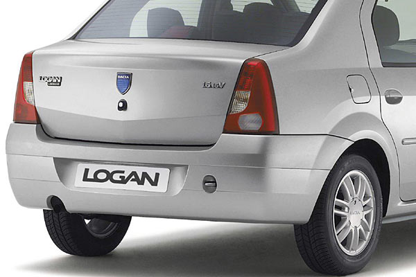 ... tatsächlich eine kleine zusätzliche Sicke im Kofferraumdeckel meint