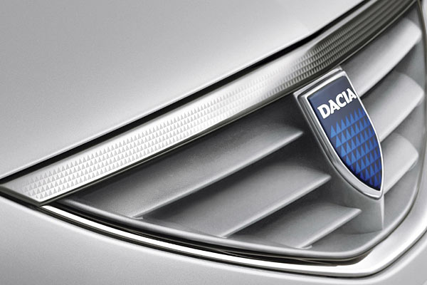 ... Zierleiste am Kühlergrill. Die lackierten Lamellen haben jetzt alle Modellvarianten