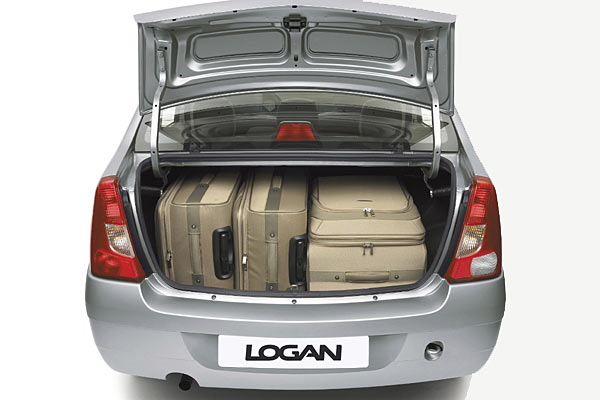 Warum Renault dann die prägnante und nur singulär vorhandene Rückfahrleuchte nicht auch gleich rot eingefärbt und damit einigermaßen optische Symmetrie geschaffen hat, bleibt offen