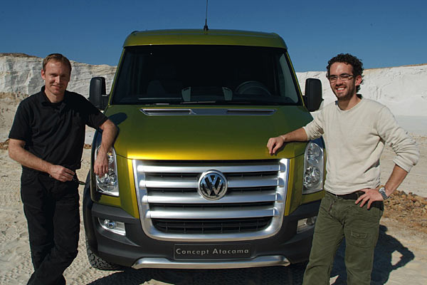 Fototermin vor virtueller Wste: Die beiden Atacama-Designer Ralf Dekena und Romain Chareyre