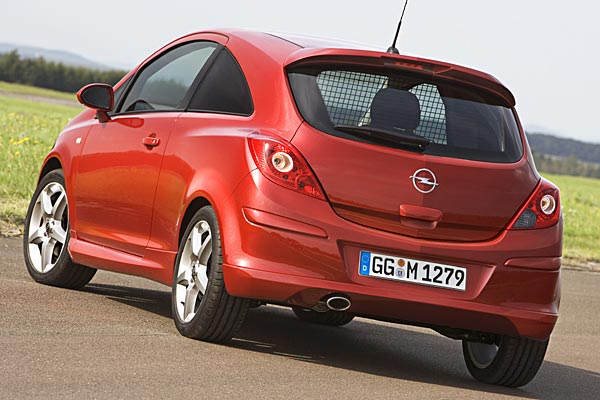 Statt hinterer Seitenscheiben gibt es Blecheinsätze in Kontrastfarbe