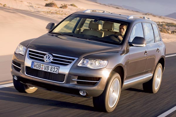 Die &raquo;Tränensack&laquo;-Scheinwerfer sind zurückhaltender ausgefallen als bei anderen VW-Modellen. Neu sind die Chromstreben in den äußeren Lufteinlässen der ebenfalls modifizierten Frontschürze