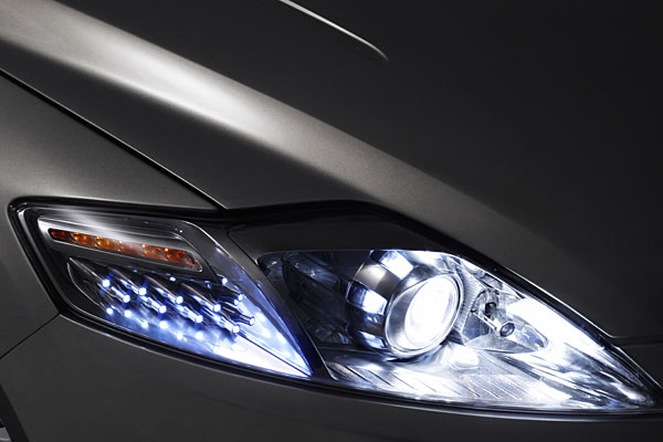 Die Scheinwerfer zeigen bereits die endgültige Form, aber noch nicht das spätere LED-freie Innenleben