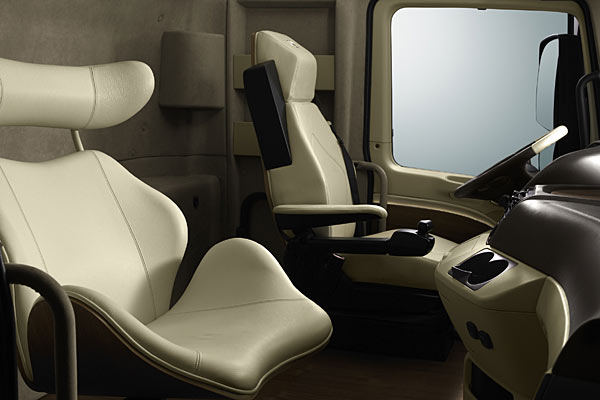 Interieur mit drehbarem Relax-Sessel und Lederausstattung