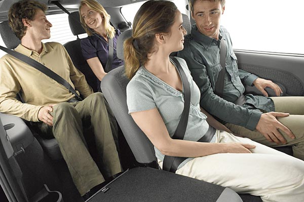 Wegen des geraden Dachverlaufs gibt es viel Kopfraum, insgesamt ist der Platz naturgemäß begrenzt