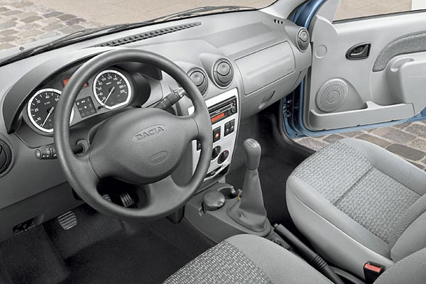 Das Kombi-Interieur entspricht im Wesentlichen der bekannten Linie, wobei sowohl Armaturenbrett als auch Türverkleidungen jeweils aus einem singulären Stück bestehen