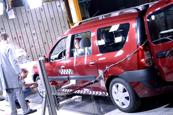 In punkto Sicherheit gibt es für hiesige Verhältnisse Nachholbedarf: Nur drei Crashtest-Sterne werden erwartet, nur zwei Airbags sind Serie, hinten gibt es Trommelbremsen