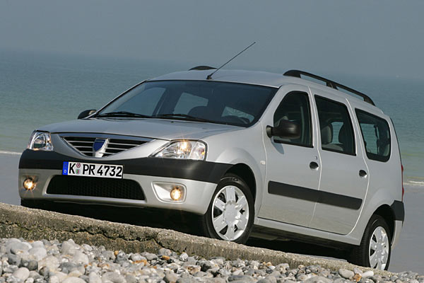 Im Frontdesign gibt es nur kleine Differenzierungen zur Limousine, etwa die Frontschürze mit dem veränderten Lufteinlass und die größere Kühlergrill-Umrandung