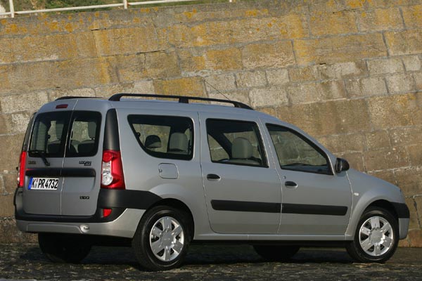 Die vertikalen Rückleuchten sind viel besser gelungen als beim Viertürer, verfügen aber ebenfalls nur über eine singuläre Rückfahrleuchte