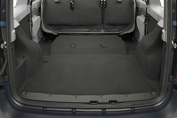 Der Laderaumvolumen ist nicht eben; sein Volumen beträgt je nach Konfiguration 200 bis 2.350 Liter