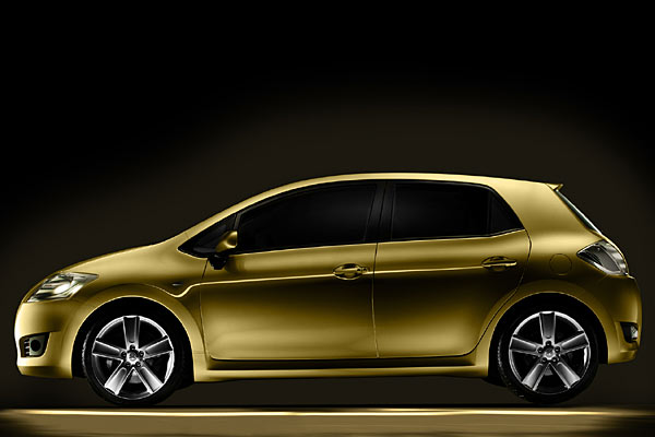 ... vor allem die hohe und ansteigende Gürtellinie mit dem kleinen Knick vor der C-Säule, das vordere Dreiecksfenster und die weit nach vorne gerückte Windschutzscheibe