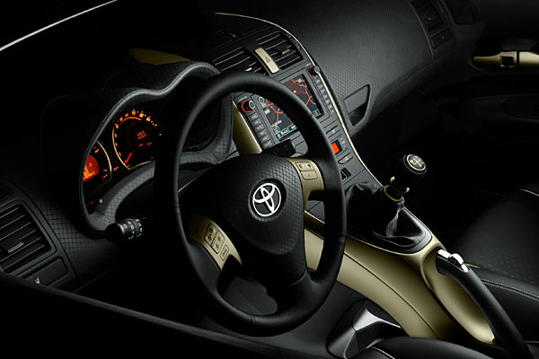 Blick ins Interieur, das ebenfalls bereits weitgehend als seriennah gelten darf. Die Mittelkonsole ist weit hoch gezogen, im unteren Teil (hier kaum sichtbar) zugunsten des Raumgefühls aber offen