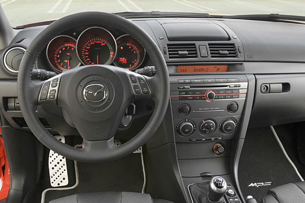 Blick ins Interieur, das sich nur in Details von den anderen Mazda3-Modellen unterscheidet, wie etwa »