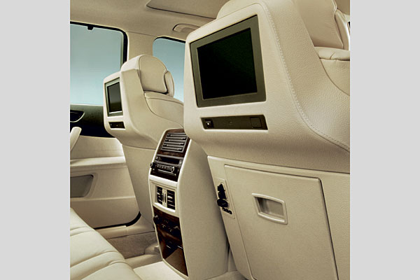 Blick in den geräumigen Fond mit neuer Konsole und Entertainment-System