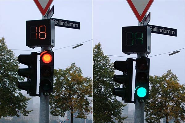 Pilotprojekt in Hamburg: Die Displays zeigen sowohl die restliche Rot- als auch Grnzeit an; zustzlich gibt es »Restrotanzeigen« fr die Fugngerampeln. Erster von zunchst neun Standorten ist Ecke Ballindamm/Alstertor direkt an der Binnenalster im Herzen der Stadt