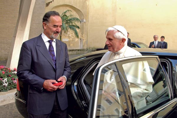 VW-Chef Pischetsrieder bergibt einen Phaeton an Papst Benedikt XVI.