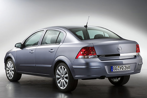 Gestatten, Opel Astra als Limousine. Das Auto wird in Deutschland nicht angeboten