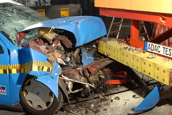 Sieht spektakulr aus, ist aber vergleichsweise harmlos, weil Fahrzeugstruktur und Airbags & Co. helfen knnen: (Nur) ein gut gemachter Unterfahrschutz kann Leben retten