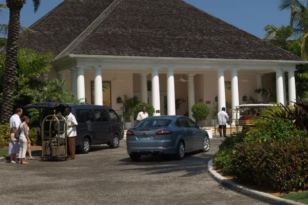 Der Mondeo ist das als erstes vorkommende Auto in »Casino Royale«. Daniel Craig alias James Bond fhrt damit zum Hotel