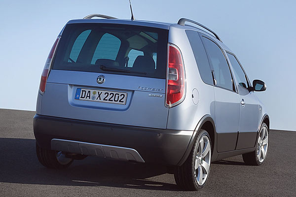 Am Heck gibt es einen (angedeuteten) Unterfahrschutz. Technisch bleibt es beim Frontantrieb