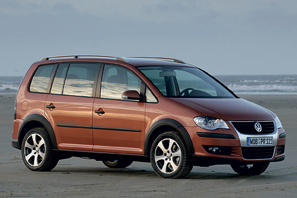 Der stets frontgetriebene CrossTouran verfgt ber ein hhergelegtes Fahrwerk, 17-Zoll-Alurder mit »