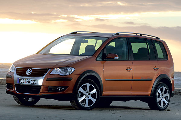 ... eine silbern eloxierte Dachreling mit schwarzen Befestigungspunkten