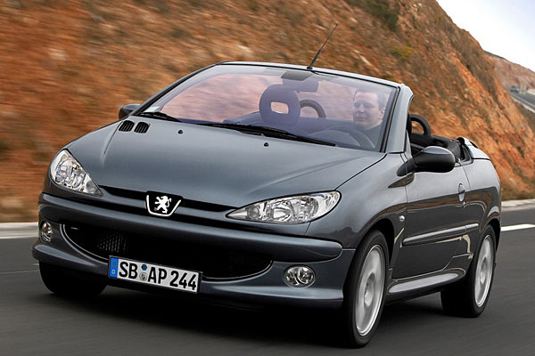 Vorletzter Blick zurck auf den bis zum Schluss hchst erfolgreichen 206 CC, mit dem Peugeot das Klappdach-Prinzip im Jahr 2000 in die Kleinwagen-Klasse brachte – lange konkurrenzlos