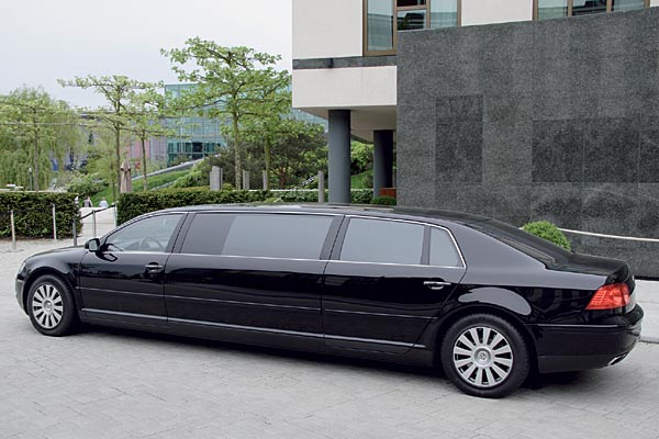 Es handelt sich laut VW um die einzige Stretchlimousine mit Allradantrieb. Motor: W12 mit 450 PS