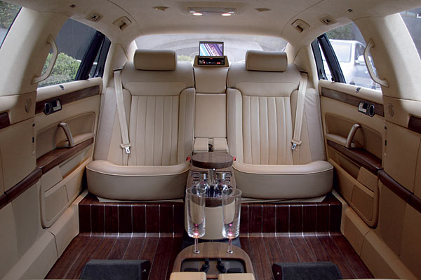 Mit Eichenholz-Boden, Leder, Alcantara, Aluminium und jeder Menge »Infotainment«: Im Fond ist Platz fr vier Personen auf hchst komfortablen Einzelsitzen mit Fusttze