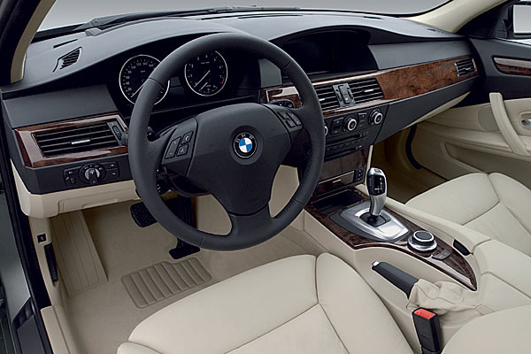 Blick ins Interieur: Neue Materialien mit besserer Haptik und der neue, aus dem X5 bekannte »