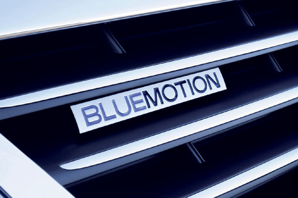 BlueMotion-Schildchen am Heck statt des TDI-Schriftzuges und im Khlergrill weisen das Sparmodell aus