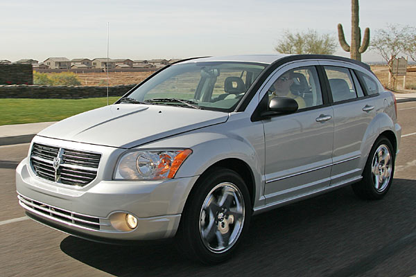 ... und den Dodge Caliber, der weniger auf Retro-Design, aber auch viel auf markanten US-Look setzt