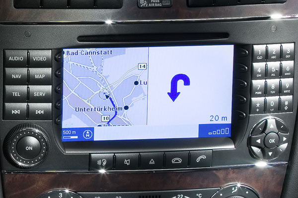 35 Jahre spter sehen moderne Autoradios beispielhaft so aus. Oft sind es »Telematiksysteme« mit Navigations- und Telefoneinheit, teilweise auch mit Kompass, Sprachsteuerung, DVD-Spieler, Speicherkarten-Slots und/oder Funkfunktionen. Bild zeigt ein aktuelles COMAND von Mercedes