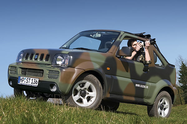 Alternativ zum Zebra-Auftritt steht das limitierte Sondermodell auch im Militrlook bereit