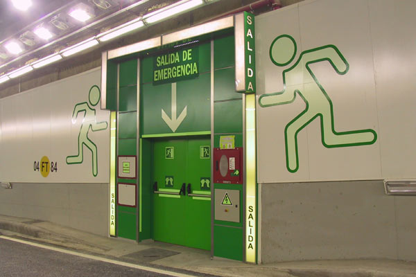 So sieht eine vorbildlich gestaltete Fluchttr aus (Spanien: Tunnel Avenida de Portugal)
