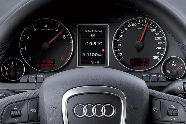 ... in verschiedenen Richtungen. Bild zeigt den A4 TFSI e mit einem Tacho bis 280 km/h. Der wechselnde Maßstab der Geschwindigkeitsskala erschwert eine schnelle, intuitive Tempo-Erfassung