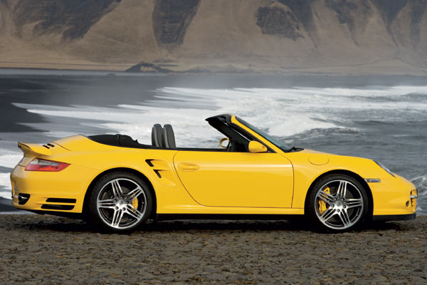 Das Stoffverdeck ffnet und schliet elektrisch in rund zwanzig Sekunden