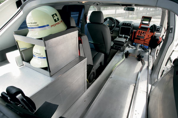 Krankentragehalterung statt Beifahrersitz und Rckbank. Der Notarzt sitzt hinten links