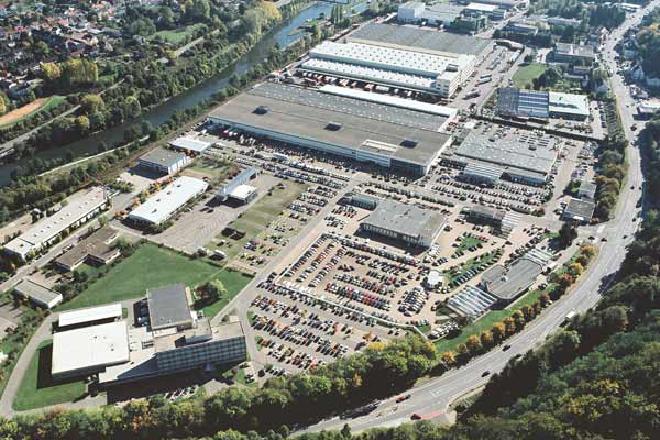 Seit Mitte der 1970er Jahre residiert Peugeot auf einem 140.000 Quadratmeter groen Gelnde in Saarbrcken (Bild von 2003). In 40 Jahren wurden die Verkufe versechsfacht