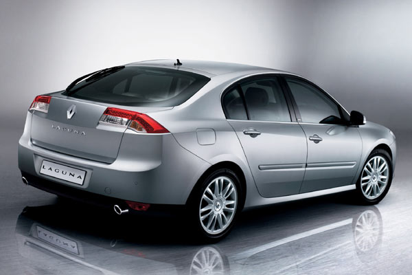 Bullige Schrzen, LED-Heckleuchten und Trgriffe auf ansteigender Sicke sind Kennzeichen des neuen Modells. Positiv: Die seitlichen Schutzleisten wurden nicht gestrichen