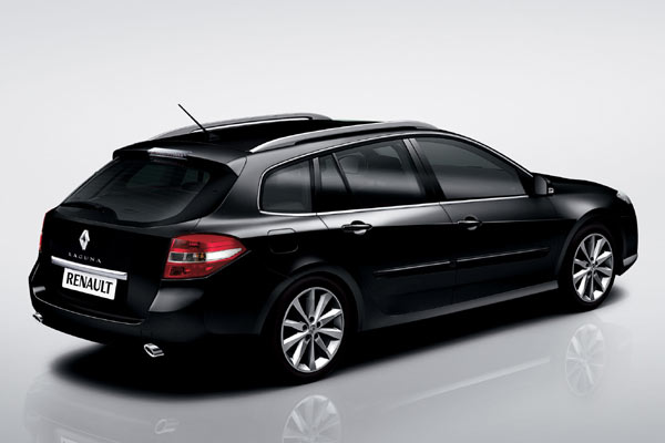 ... eine flachere Heckscheibe als bisher aufweist. Die Dachreling kommt ohne mittleren Befestigungspunkt aus