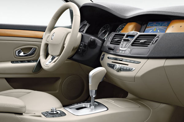 Im Detail: Hoch angeordnete Bedienelemente, aber nur ein kleines Klima-Display