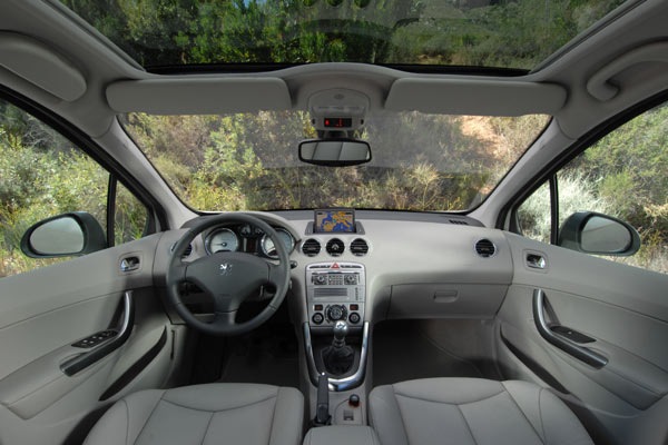 Optional ist auch in der Limousine ein groes Panorama-Glasdach zu haben