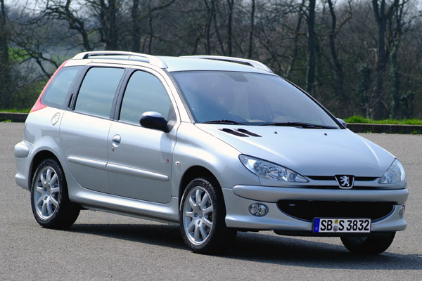 Vorletzter Blick zur�ck auf den l�ngst eingestellten Vorg�nger: Der 206 SW wirkt im Vergleich &raquo;