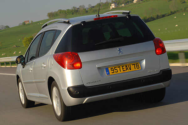 Angenehm ruhig gezeichnetes Heck mit verstecktem Griff. Die Dachreling scheint zu schweben