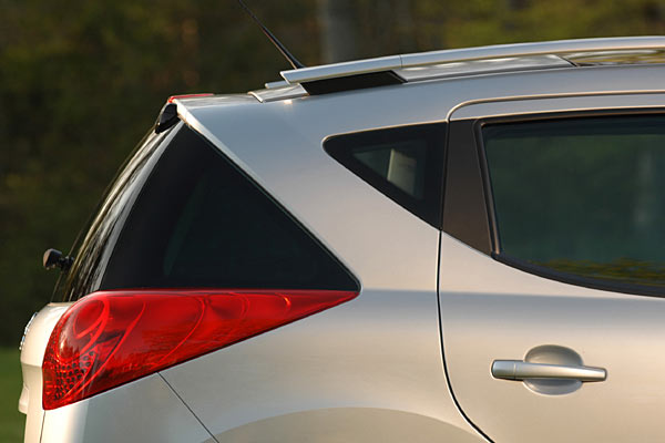 Die R�ckleuchten reichen &ndash; �hnlich wie die Scheinwerfer &ndash; ewig weit in die Flanke