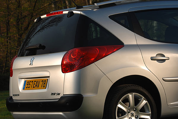 Nochmal das Heck aus anderer Perspektive: Vergleichsweise kleiner �berhang, sichtbare Scharniere