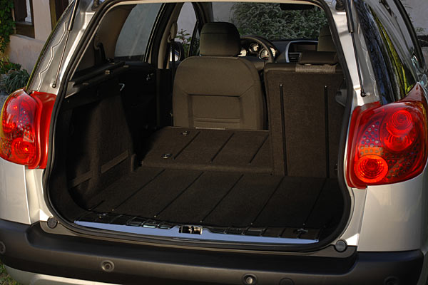 Nicht optimal, aber klassen�blich: Kofferraum mit Stufe und nicht ebenem Ladeboden