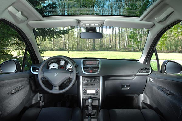 Blick ins Interieur: Das gro�e Glasdach ist ab dem mittleren Ausstattungsniveau serienm��ig